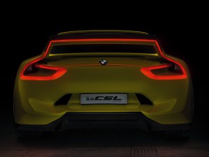 Der neue BMW 3.0 CSL Hommage – unverkennbares Nachtdesign mit erleuchtetem Heckflügel.