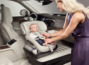 Der richtige Dreh: Der neue Volvo Kindersitz lässt sich drehen – so wird das Hineinsetzen und Anschnallen des Kindes besonders leicht gemacht. (Werksfoto)