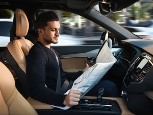 Entspannter fahren lassen: Dank autonomem Fahren könnten zum Beispiel Pendler die langweiligen Strecken zur Arbeit sinnvoller nutzen. (Werksfoto)