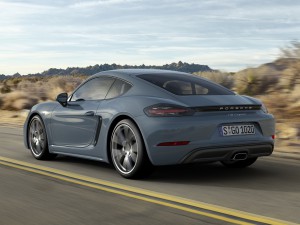 Das neu gestaltete Heck wirkt durch die Akzentleiste mit Porsche-Schriftzug und den neuen Rückleuchten noch breiter. (Werksfoto)