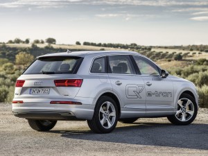 Audi Q7 e-tron: Eine Lithium-Ionen-Batterie mit 17,3 kWh Kapazität ermöglicht bis zu 56 Kilometer Reichweite im elektrischen Betrieb. (Werksfoto)