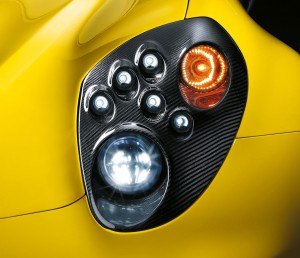 Der Alfa Romeo 4C Spider zeigt Carbon, wohin das Auge blickt – auch die eigenwillige Lampensammlung ist in leichtes Carbon gefasst. (Werksfoto)