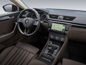 Das Cockpit erinnert trotz eigenständigem Design an den Konzernbruder VW Passat. (Werksfoto)