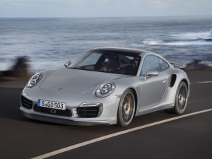 Porsche 911 Turbo: In den ersten Vergleichstests bleibt der Sportwagen-Urmeter fahrdynamisch das Maß der Dinge. Mit Allradantrieb für satte Traktion und entwickelt bis zur Perfektion bügelt der „turbo“ auch den neusten Mercedes-AMG. (Werksfoto)