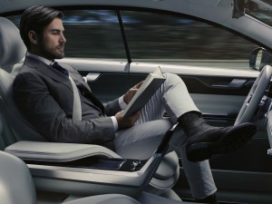 Ganz entspannt: Lesen statt lenken – das neue Sitzkonzept von Volvo bietet für jede Situation die passende Position. (Werksfoto)