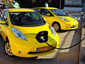 Saubere Sache: Speziell für Taxi-Betriebe bitet Nissan den Leaf mit 30 kWh-Batterie – damit erhöht sich die Reichweite auf 250 Kilometer. (Werksfoto)