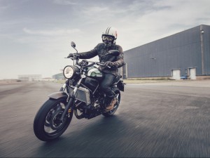 Authentisch: Mit einem Jet-Helm und klassischer Motorradbrille wirkt das Design der neuen Yamaha XRS700 noch glaubwürdiger. (Werksfoto)