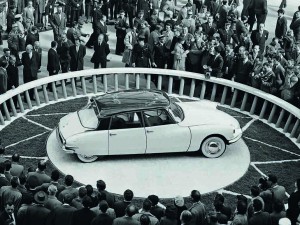 Die DS war 1955 eine Sensation – und ist bis heute eine automobile Design-Ikone. (Werksfoto)