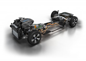 Beim BMW 330e sitzt der E-Motor im Getriebe und der Antrieb erfolgt über die Hinterachse. (Werksfoto)