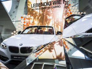 Faszinierend: Ein riesiges Kaleidoskop zerlegt ein BMW 2er Cabrio optisch in immer neue Segmente. (Werksfoto)