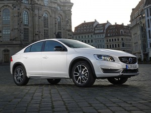 Nobel-Landmann: Der Volvo S60 Cross Country ist nur in der Top-Ausstattung „Summum“ ab 43.840 Euro zu haben. (Werksfoto)