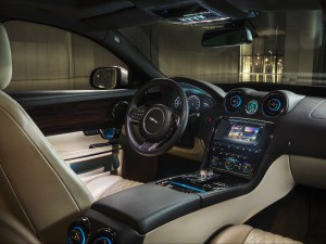 Handwerk und Touchscreen: Das Interieur des neuen Jaguar XJ verbindet traditionelle Handwerkskunst mit modernster Technik. (Werksfoto)