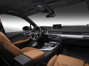 Interieur: Der Audi Q7 e-tron punktet auch mit großem Innenraum , neuer Dreizonen-Klimaautomatik mit Wärmepumpe und einem Ladevolumen von 650 bis 1.835 Liter. (Werksfoto)