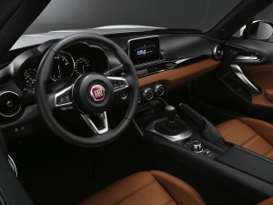 Chic: Auch im Interieur hat der neue Fiat 124 Spider beste Voraussetzungen um als kleiner Roadster erfolgreich zu sein. (Werksfoto)