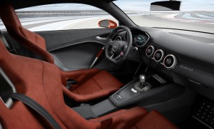 Im Interieur des Audi TT clubsport turbo dominieren sportliche Materialien wie CFK und Alcantara in Schwarz. (Werksfoto)
