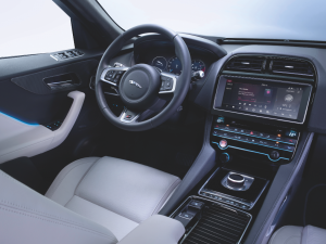 Edel: Das Interieur des Jaguar F-Pace präsentiert sich als perfekte Mischung aus hochwertigen Materialien und Oberflächen sowie luxuriösen Details. (Werksfoto)
