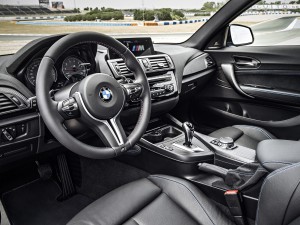 Knackig: Auch das Interiuer des neuen BMW M2 Coupé zeigt sich sportlich und mit viel Carbon. (Werksfoto)