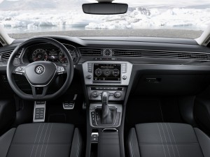 Sehr verbunden: Smartphones lassen sich im neuen VW Passat Alltrack via App Connect ins Fahrzeug einbinden und damit auch viele Apps. (Werksfoto)