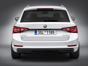 Mit einem großzügigen Platzangebot und hoher Funktionalität setzt der neue Škoda Superb Combi Maßstäbe. (Werksfoto)