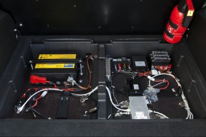 Von außen unsichtbar: Die gesamte Elektronik des innovativen Computer- und Funksystems ist platzsparend im Kofferraumboden des Opel Zafira Tourer untergebracht. (Werksfoto)