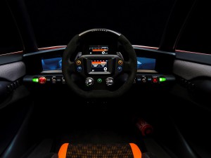 Fahrerarbeitsplatz: Das Cockpit des BladeGlider ist irgendwo zwischen Formel1 Rennwagen und Kampfjet angesiedelt. (Werksfoto)