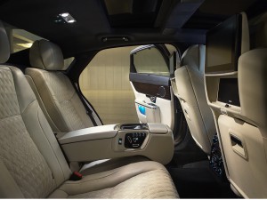 Bitte einsteigen: Auch im Fond wird der neue Jaguar XJ seinem Anspruch als Luxuslimousine durchaus gerecht. (Werksfoto)