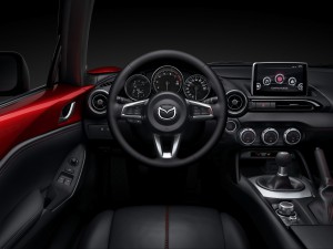 Sportliches Cockpit: Auch das Interieurdesign des neuen Mazda MX-5 strahlt – bei aller modernen Ausstattung – Purismus und klassischen Roadsterstil aus. (Werksfoto)