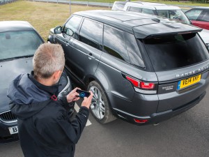 Nie mehr durch den Kofferraum einsteigen: Wenn es mal zu eng wird, lässt sich der Range Rover Sport Versuchswagen auch ferngesteuert ausparken. (Werksfoto)