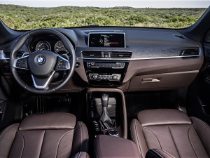 Typisch BMW: Fahrerorientierung im Cockpit und spürbar höhere Sitzposition als in der ersten BMW X1 Generation. (Werksfoto)