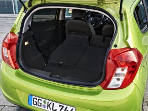 Platz da: Liegen die Lehnenganz flach, stehen im neuen Opel Karl bis zu 1.013 Liter Laderaumvolumen zur Verfügung – bei Beladung bis unters Dach. (Werksfoto)