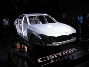 Leichtbau, Leichtbau: Die Karosserie des neuen BMW 7er mit Carbon-Verstärkungen. Mit jedem eingesparten Kilo können auch weitere Bauteile wieder leichter dimensioniert werden – die Leichtbau-Spirale dreht sich zum Glück nach unten. (Werksfoto)