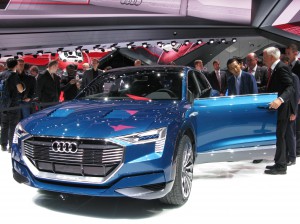 Audi e-tron quattro – der Tesla-Fighter für die Zukunft: Ulrich Hackenberg, Entwicklungschef von Audi – intern Hacki genannt – zeigt die Zukunftsstudie des ersten reinrassigen Audi-BEV interessierten Messegästen. (Werksfoto)