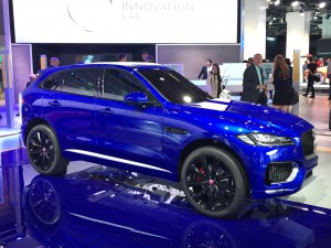 Der Jaguar F-Pace: Alles so schön blau hier – das erste SUV von Jag macht auf Dynamik und Crossover, damit nicht zu viele Land Rover Kunden kanibalisiert werden. (Werksfoto)