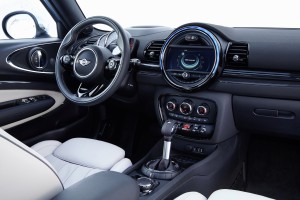 Interieur: Zur Serienausstattung des neuen MINI Cooper S Clubman ALL4 und des neuen MINI Cooper SD Clubman ALL4 gehören außerdem Sportsitze für Fahrer und Beifahrer sowie ein Sport- Lederlenkrad. (Werksfoto)