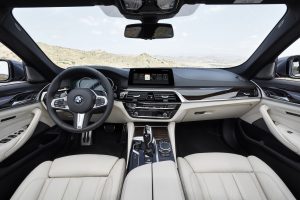 Das Cockpit der neuen BMW 5er Limousine.