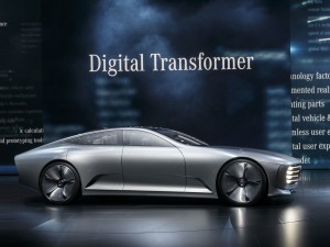 Mercedes-Benz Concept IAA: Zukunftsstudie als Aerodynamik-Weltmeister mit einem cw-Wert von 0,19 – ab 80 km/h fährt eine Heckverlängerung elektrisch aus und reduziert die Verwirbelungen hinter dem Auto. (Werksfoto)