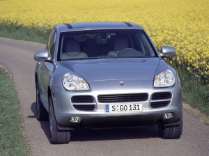 2002 brachte Porsche den Cayenne und zeigte, dass solche SUVs selbst bei Marken, für rasantes Wachstum sorgen können, die bis dato nur in ganz anderen Fahrzeugsegmenten unterwegs waren. (Werksfoto)