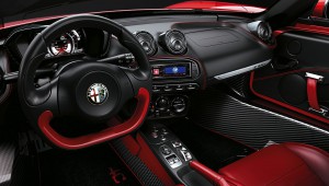 Im Cockpit des Alfa Romeo 4C Spider kommt dank sichtbarer Kohlefaser, viel Aluminium, griffigem Sportlenkrad und Sportsitzen echtes Rennfeeling auf. (Werksfoto)