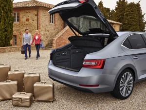 Typisch Skoda – auch bei den Limousinen geht die Heckklappe mit Rückfenster auf. Im Kofferraum ist jede Menge Platz. (Werksfoto)