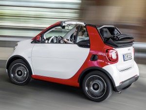 Pummelig: Smart nennt die Form des neuen smart Cabrio „futuristisch“ – die Rundungen vermitteln eher einen „pummeligen“ Eindruck. (Werksfoto)