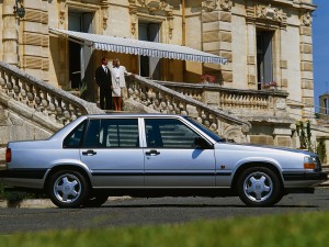 Verwinkelt: Die betont kantige Karosserie war 1991 ein markantes Erkennungszeichen des Volvo 940. (Werksfoto)