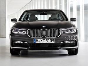 Unverwechselbar: Der neue BMW 7er zeigt eine betont große Nieren und eine – auch im BMW Portfolio – einzigartige Tagfahrlicht-Signatur. (Werksfoto)