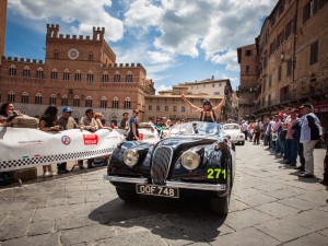 Traumhafte Kulisse – die Fahrt über den Campo in Siena ist ein Highlight jeder Mille Miglia. (Werksfoto)