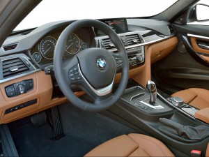 Im Innenraum des neuen BMW 3er (hier Ausstattung Luxury) finden sich neue Materialien und zusätzliche Chromakzente. (Werksfoto)
