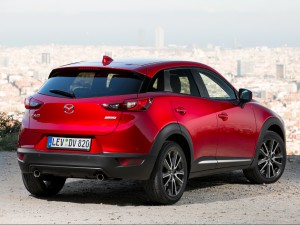 Kernig: Schwarze Radläufe betonen den Offroad-Charakter des neuen Mazda CX-3 optisch, der optionale Allradantrieb unterstreicht ihn technisch. (Werkesfoto)