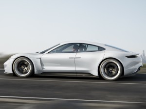 Porsche DNA: Trotz futuristischem Design und muskulöser Formen ist der Mission E sofort als Porsche erkennbar. (Werksfoto)