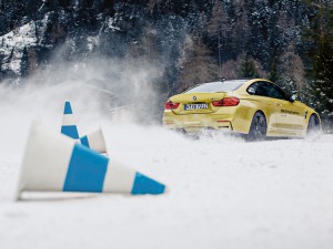BMW M4 on ice: Wie sich High-Perfomrance-Modelle auf Schnee bewegen lassen, lernt man auch in Sölden. (Werksfoto)