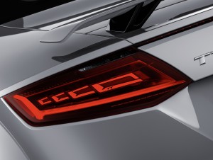Leuchtendes Beispiel: In den Heckleuchten des neuen Audi TT RS kommt optional Matrix OLED-Technologie (Organic light emitting diode) zum Einsatz – inklusive kleinem TT Signet. (Werksfoto).