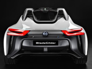 Von hinten fast wie ein Auto: Kein Dach aber zwei Überrollbügel machen den BladeGllider zu einem Roadster der Zukunft. (Werksfoto)