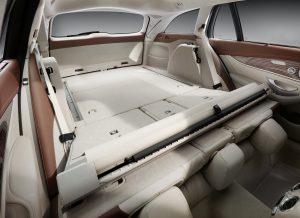 Das passt schon: Mit bis zu 1.820 Liter Laderaumvolumen lässt sich im neuen Mercedes-Benz E-Klasse T-Modell auf Reisen auch ein wenig mehr Gepäck mitnehmen. (Werksfoto)
